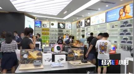 海南免稅店月銷售額達(dá)24.9億元 電子產(chǎn)品熱銷推動(dòng)店鋪排長隊(duì)與機(jī)場提貨口擴(kuò)容