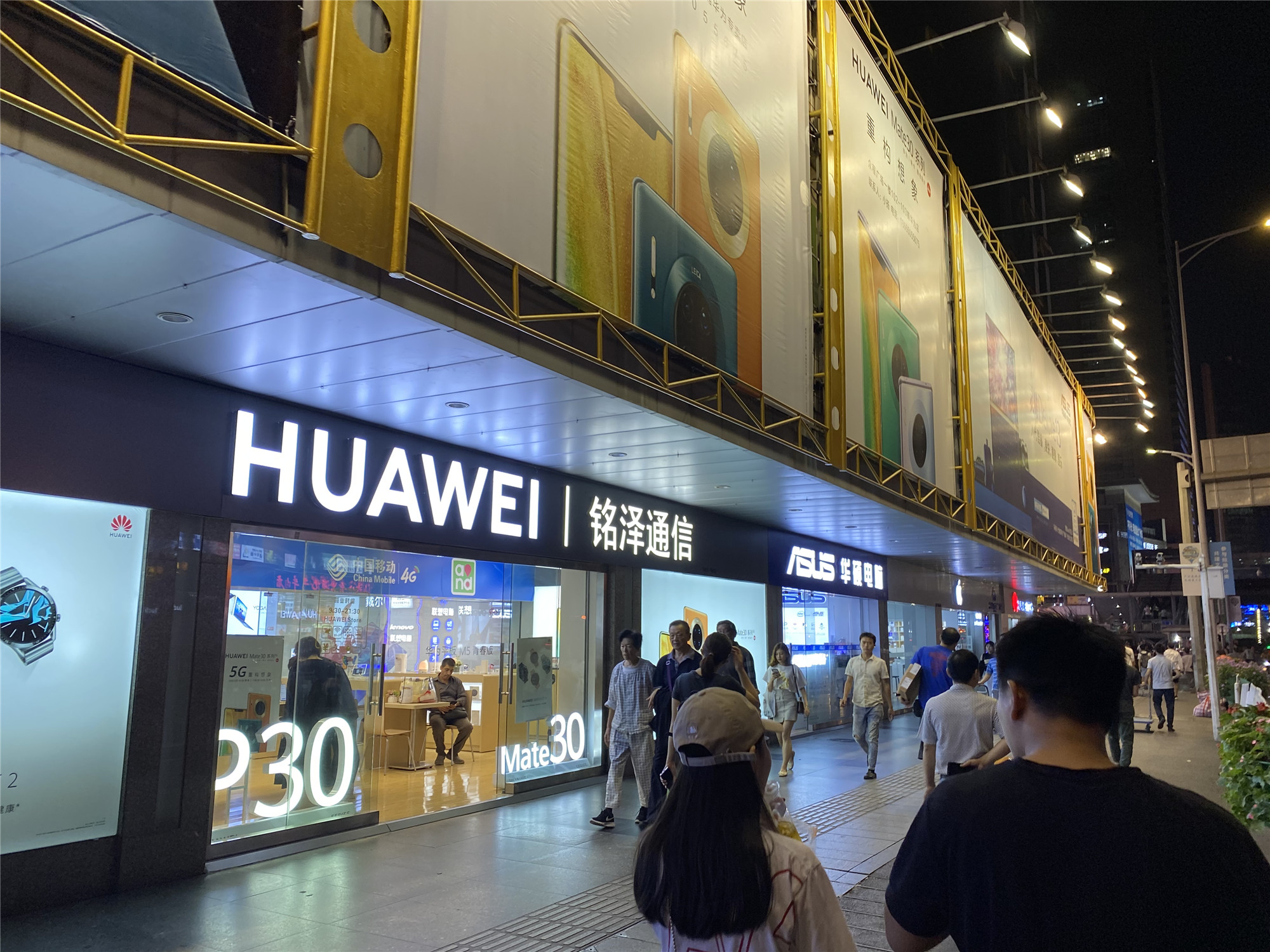 數(shù)碼電子城關(guān)門背后 電子產(chǎn)品實(shí)體店的生存困境與轉(zhuǎn)型之路